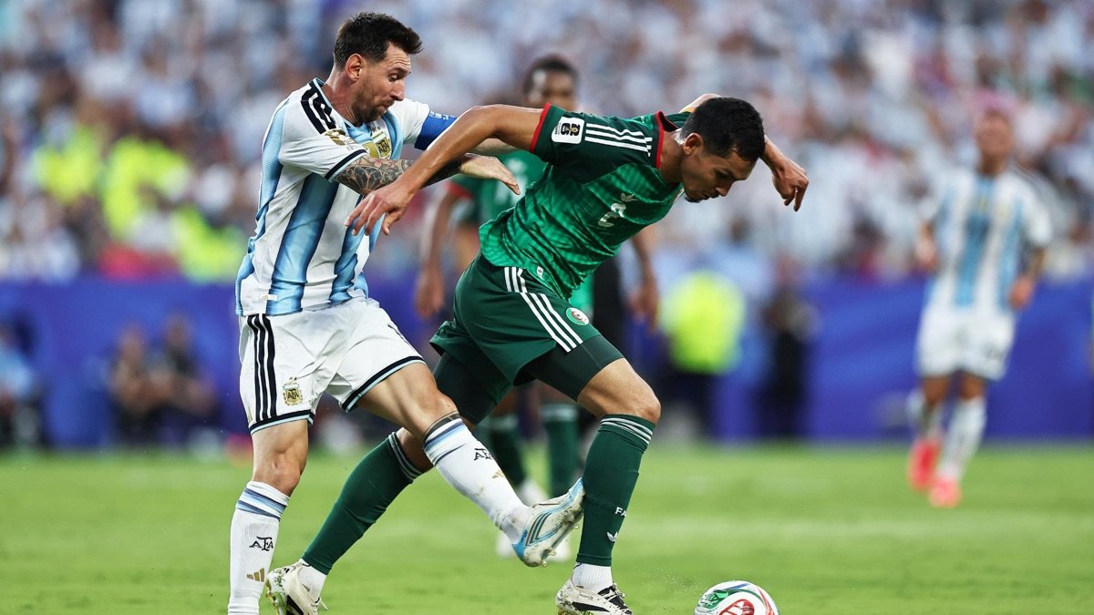 Lionel Messi challenges an Algeria defender during Argentina’s 2026 World Cup opener